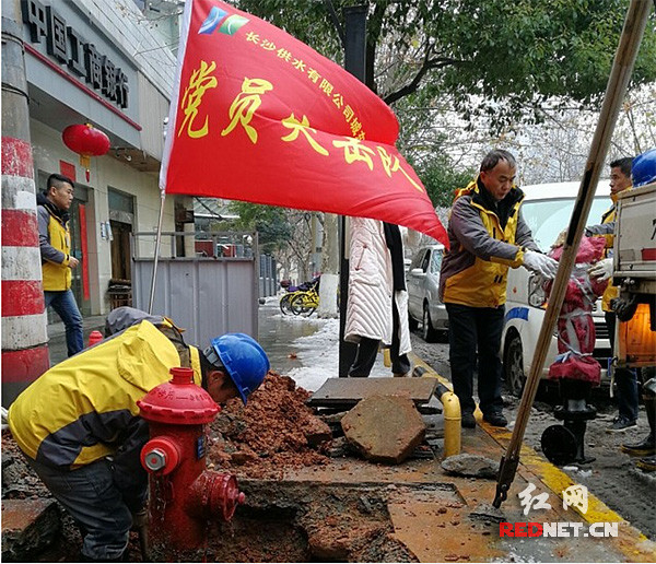 長沙供水有限公司工作人員正對消火栓進行維護。（資料圖）